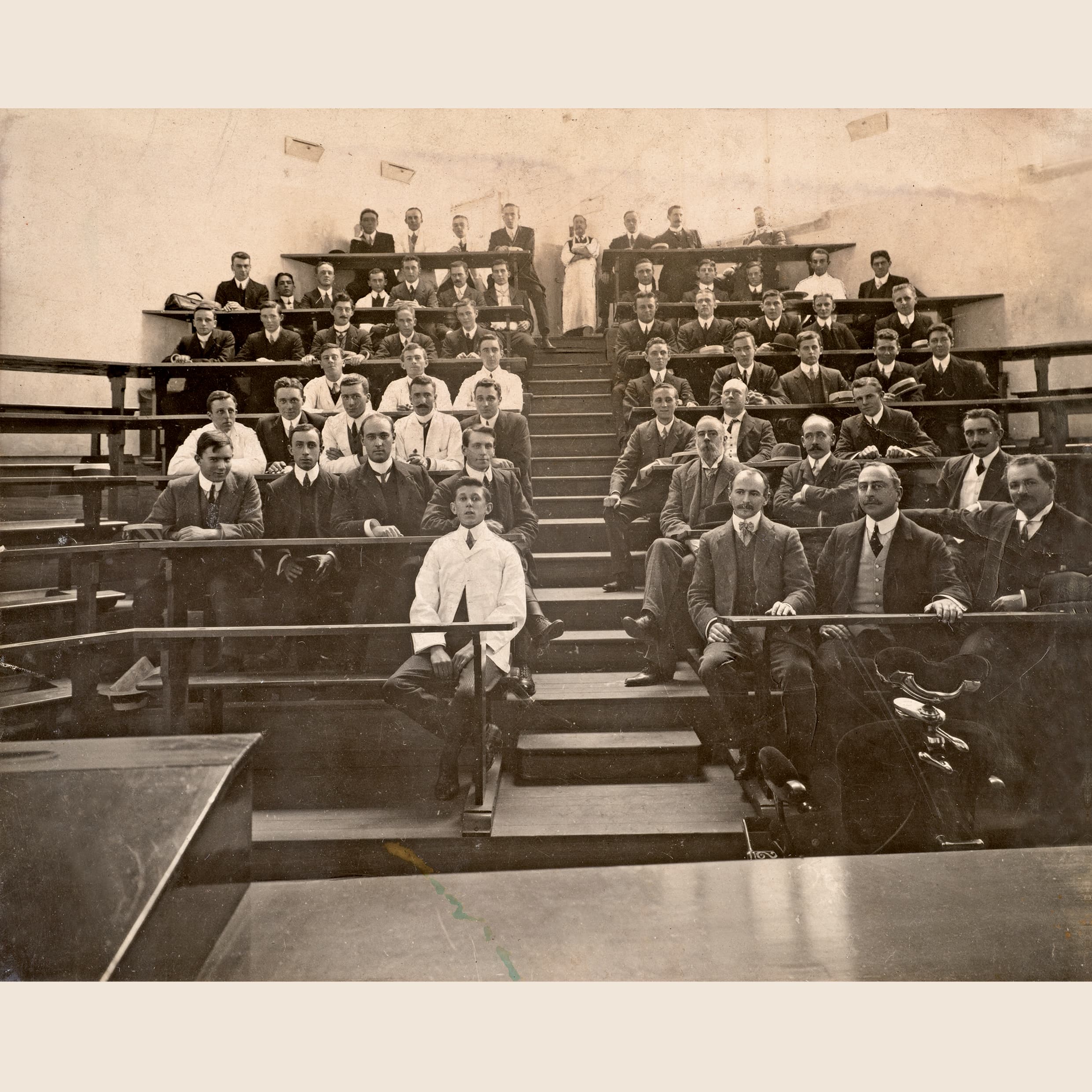 Staff, honoraries and students, lecture theatre, Australian College of Dentistry, Spring Street, </strong>1907–08, photograph, 20.5 × 28.0 cm. HFADM 1232.369.a, Henry Forman Atkinson Dental Museum, University of Melbourne.